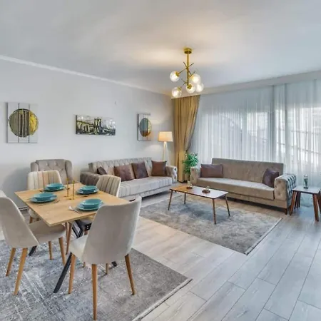 Modern 2br In The Hearth Of The *